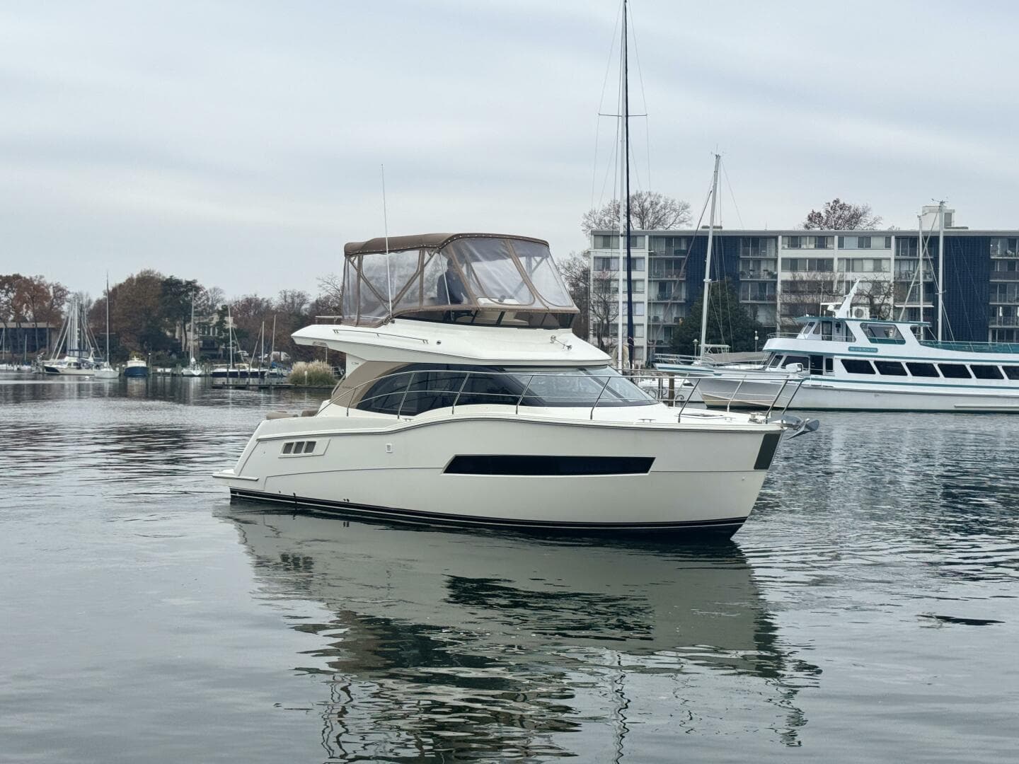 2016 Caver C34 Starboard Bow