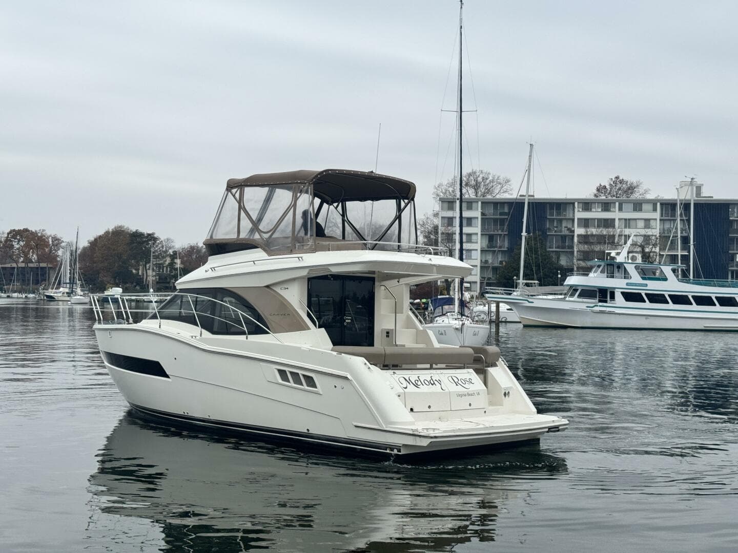 2016 Carver C34 Port Quarter
