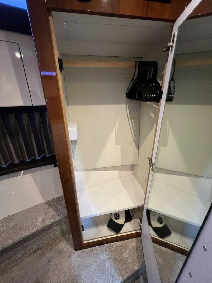 2016 Carver C34 V-Berth Starboard Closet