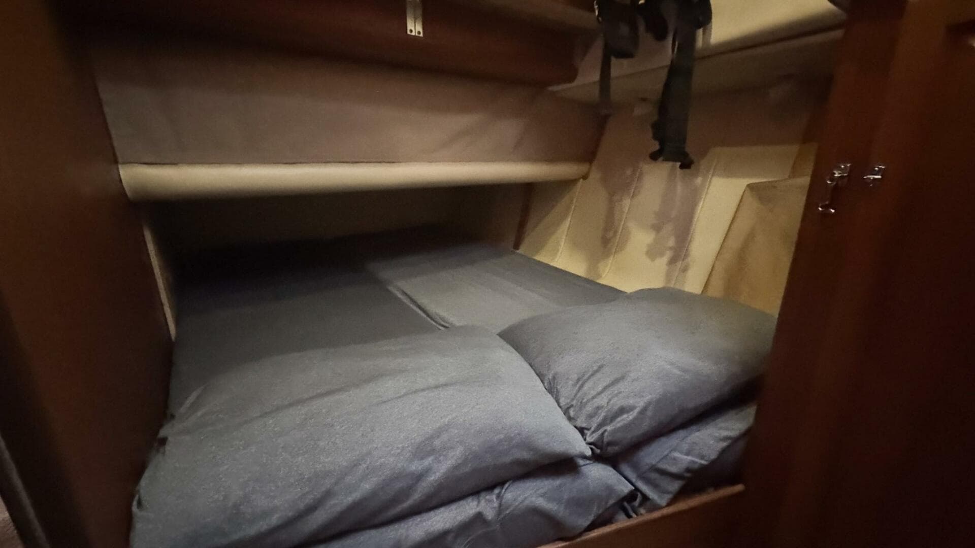 1999 Mainship 350 Port Guest Stateroom