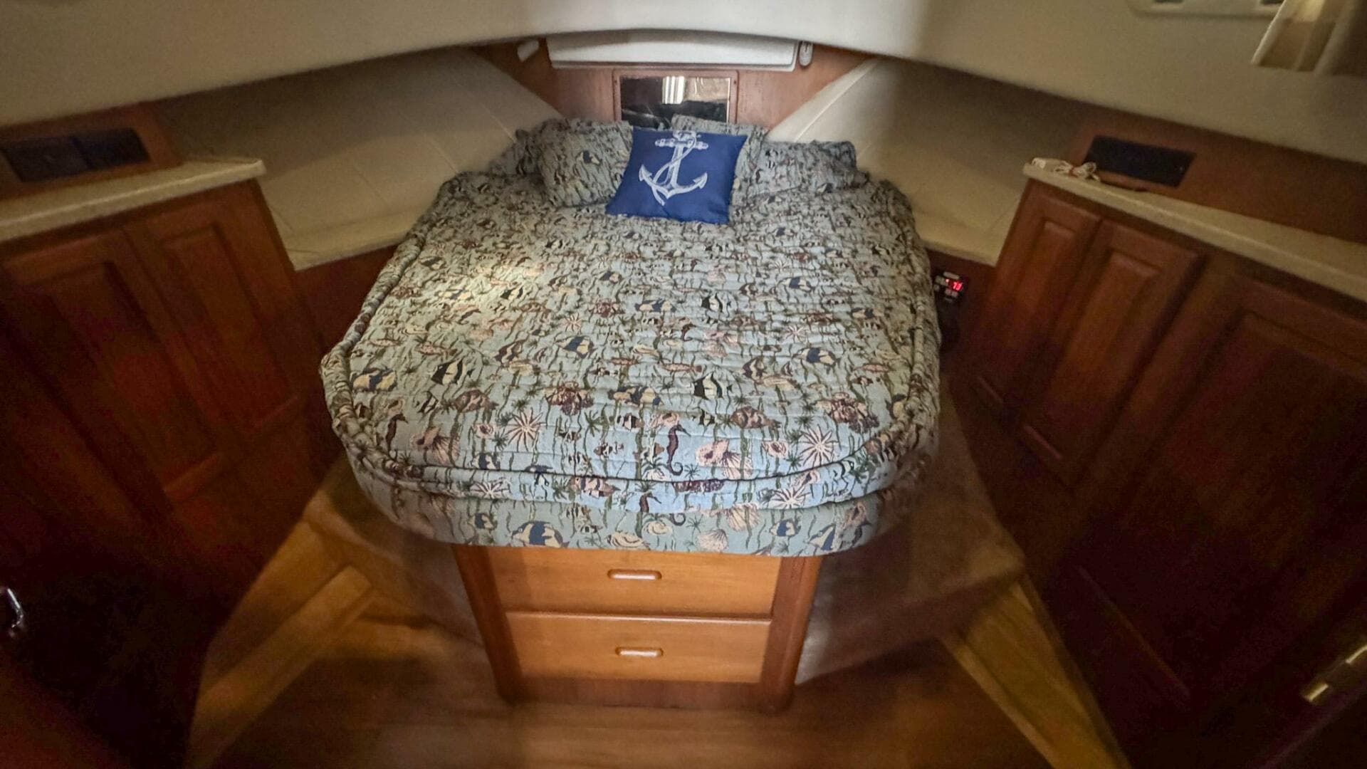 1999 Mainship 350 Forward Primary Stateroom