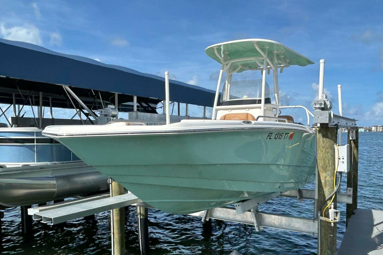 2023 NauticStar 231 Hybrid