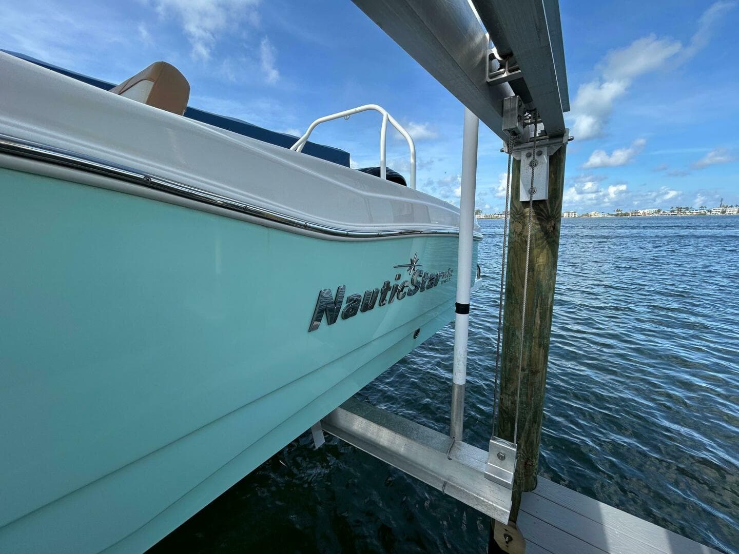 2023 NauticStar 231 Hybrid