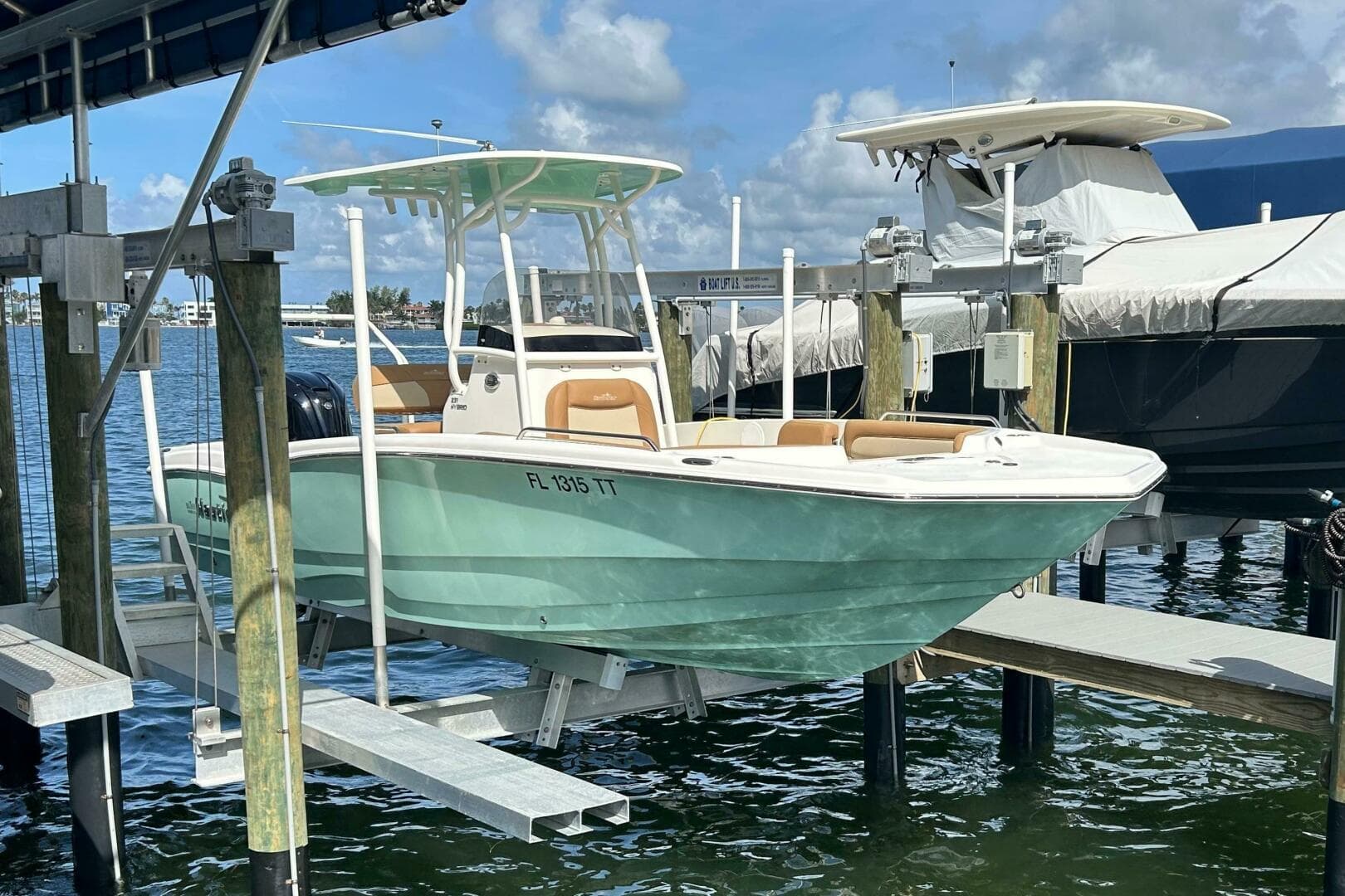 2023 NauticStar 231 Hybrid