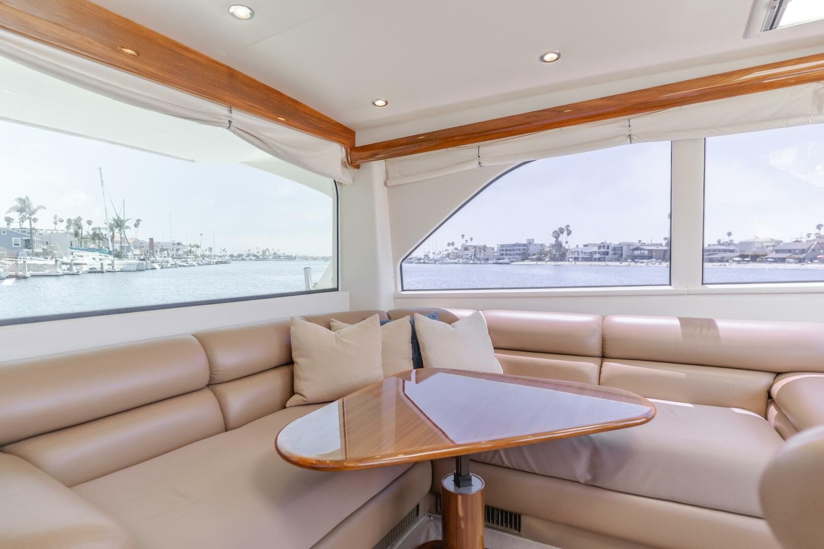 2008 Viking 52 Sport Coupe Endurance- Salon/Dinette