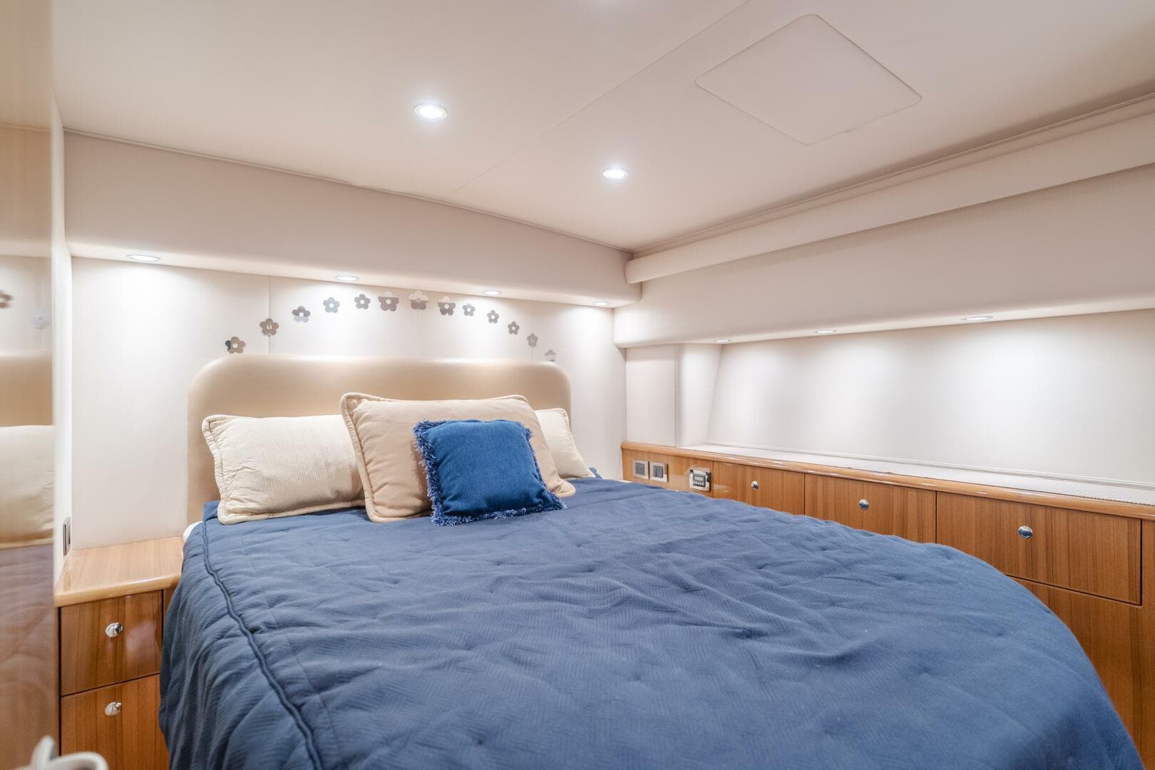 2008 Viking 52 Sport Coupe Endurance - Master Stateroom