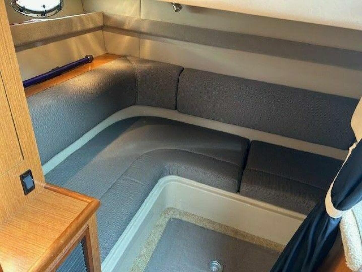 2004 Cruisers Yachts 340 Express