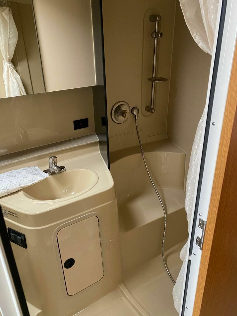 2004 Cruisers Yachts 340 Express