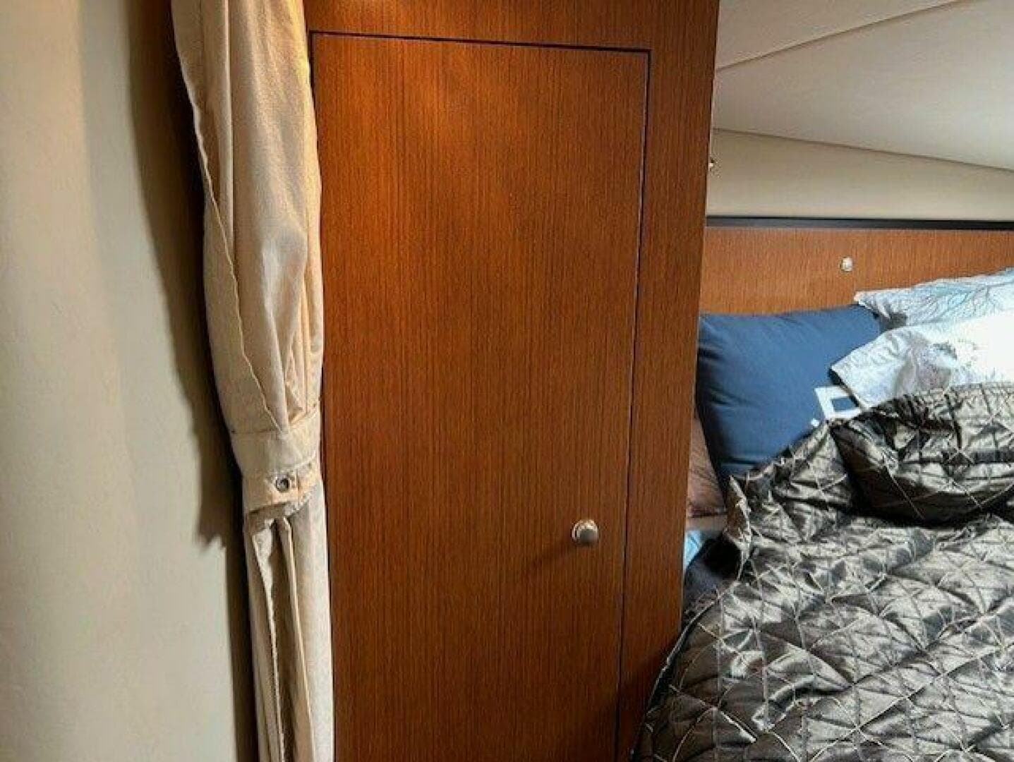 2004 Cruisers Yachts 340 Express