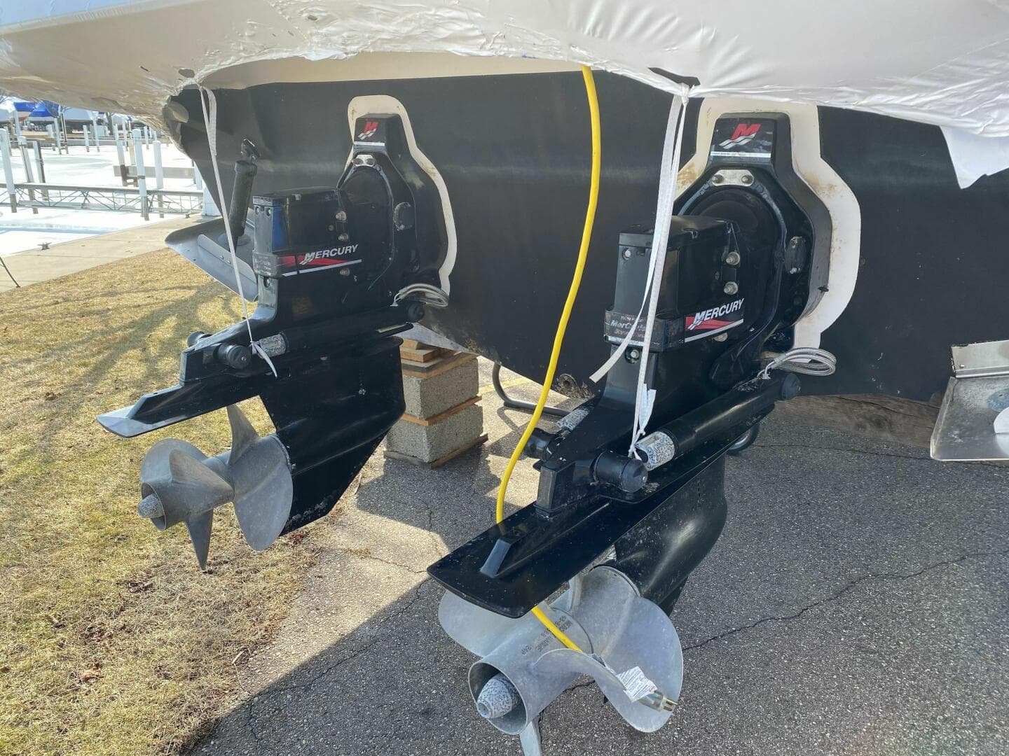 2004 Cruisers Yachts 340 Express