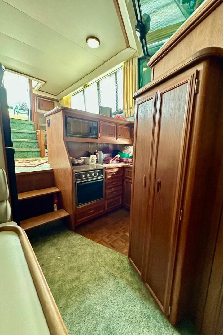 1991 Carver 3807 Aft Cabin