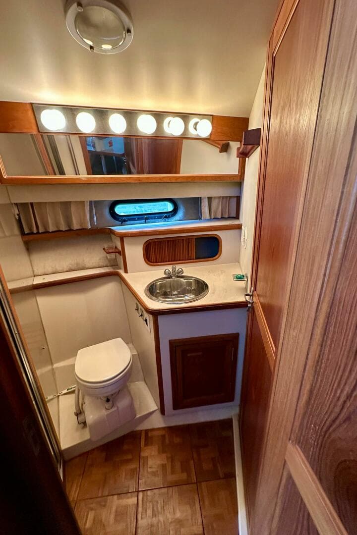 1991 Carver 3807 Aft Cabin