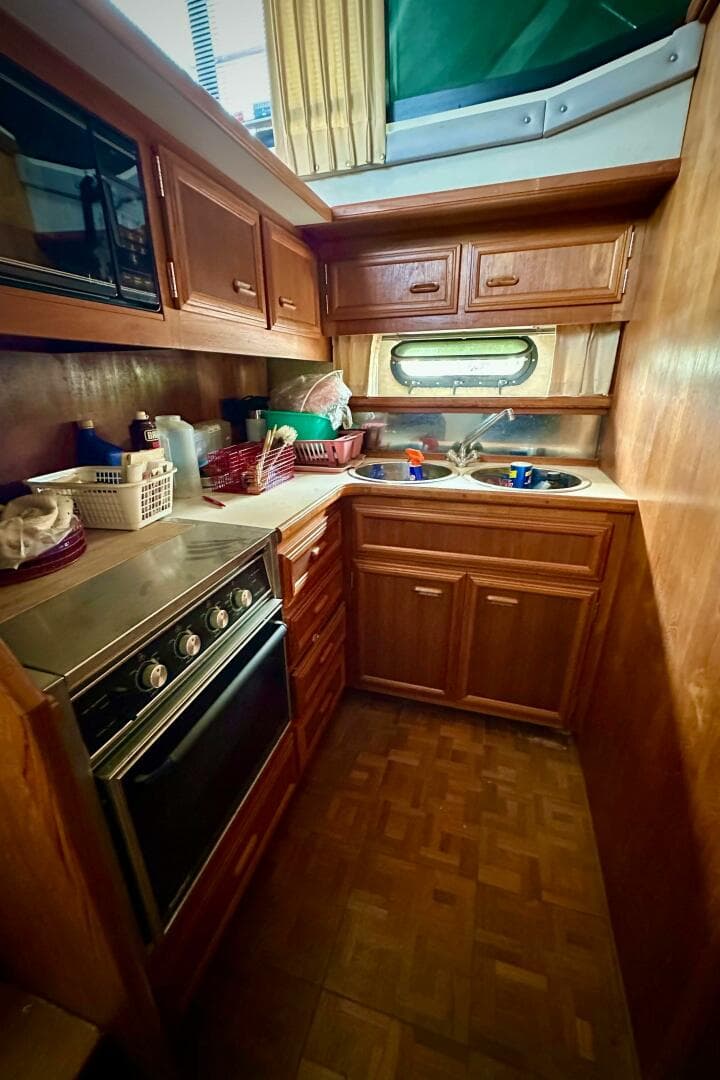 1991 Carver 3807 Aft Cabin