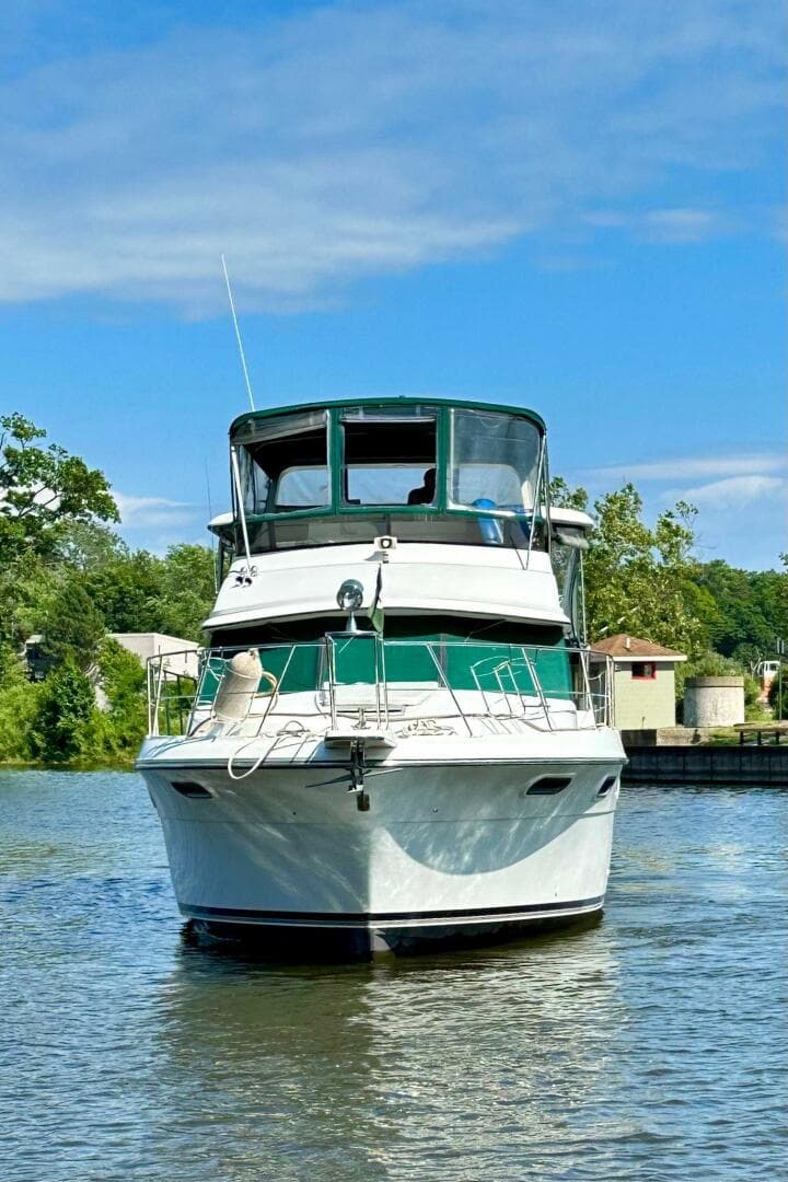 1991 Carver 3807 Aft Cabin