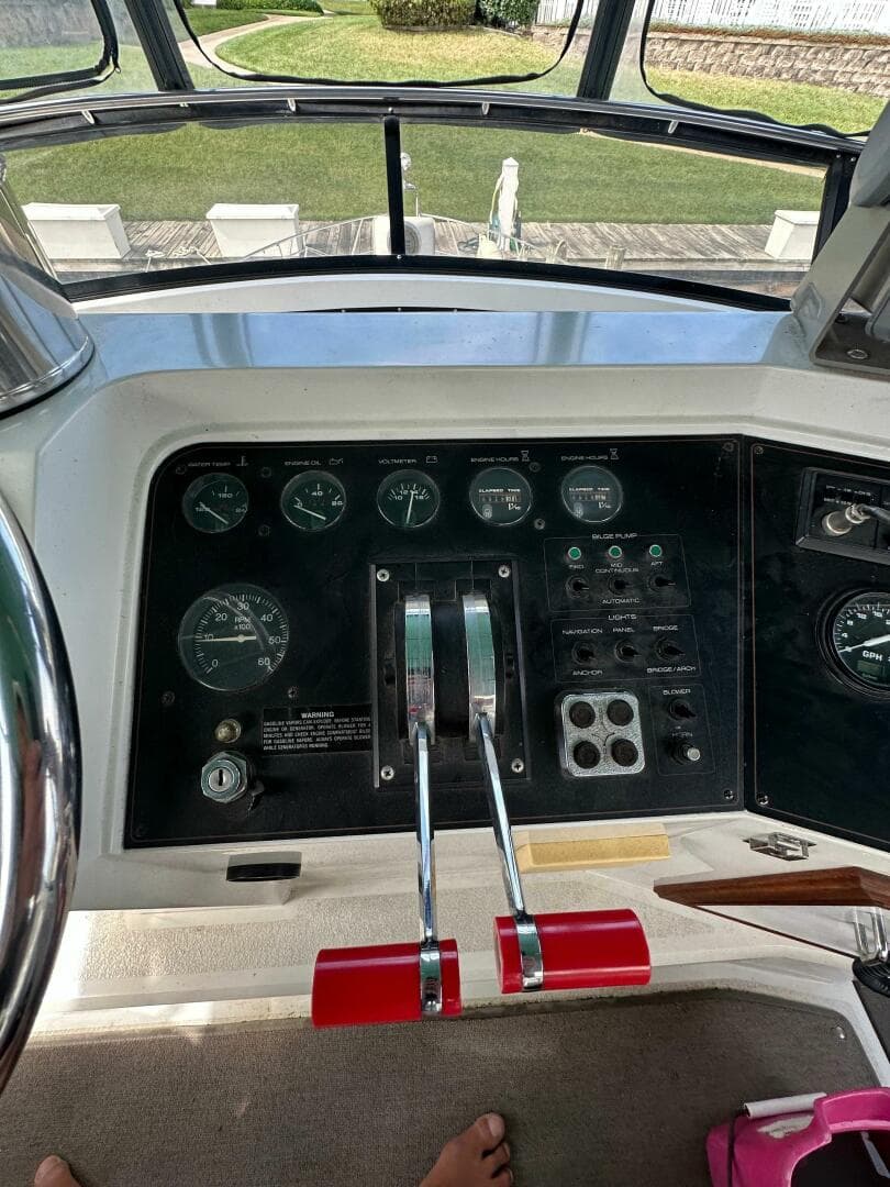 1991 Carver 3807 Aft Cabin