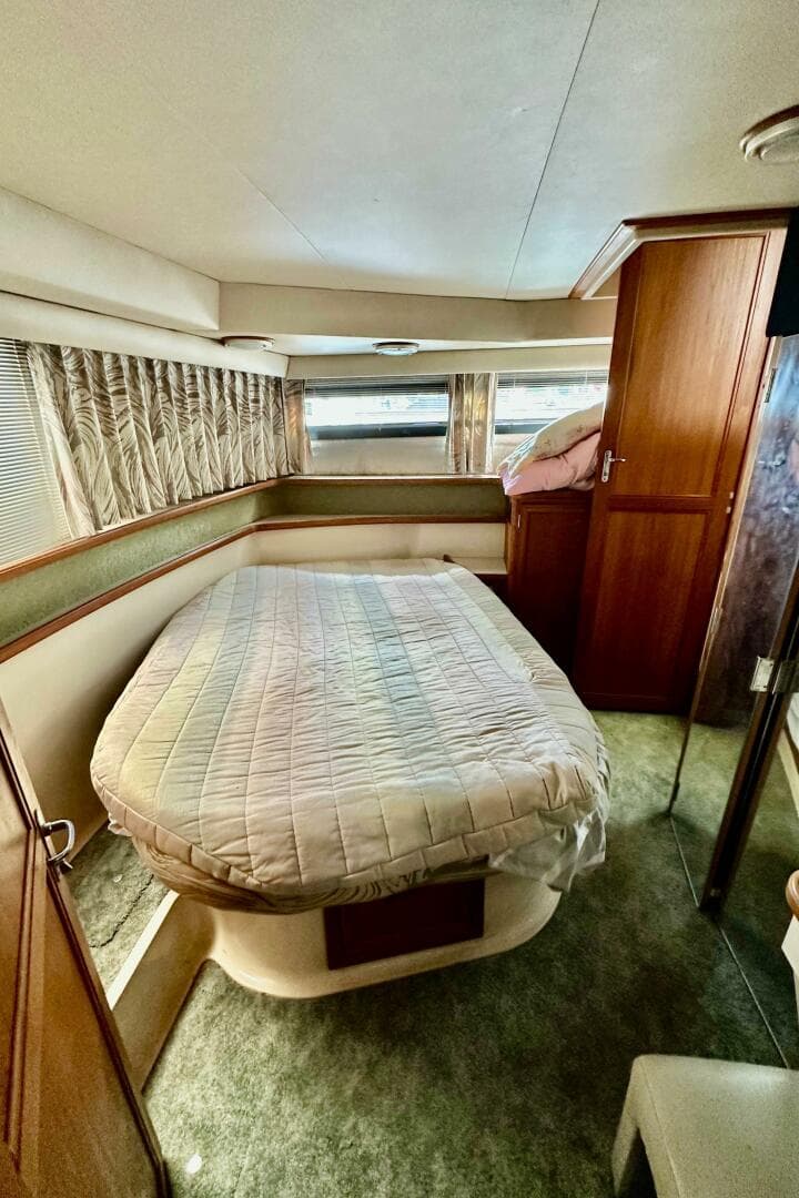 1991 Carver 3807 Aft Cabin