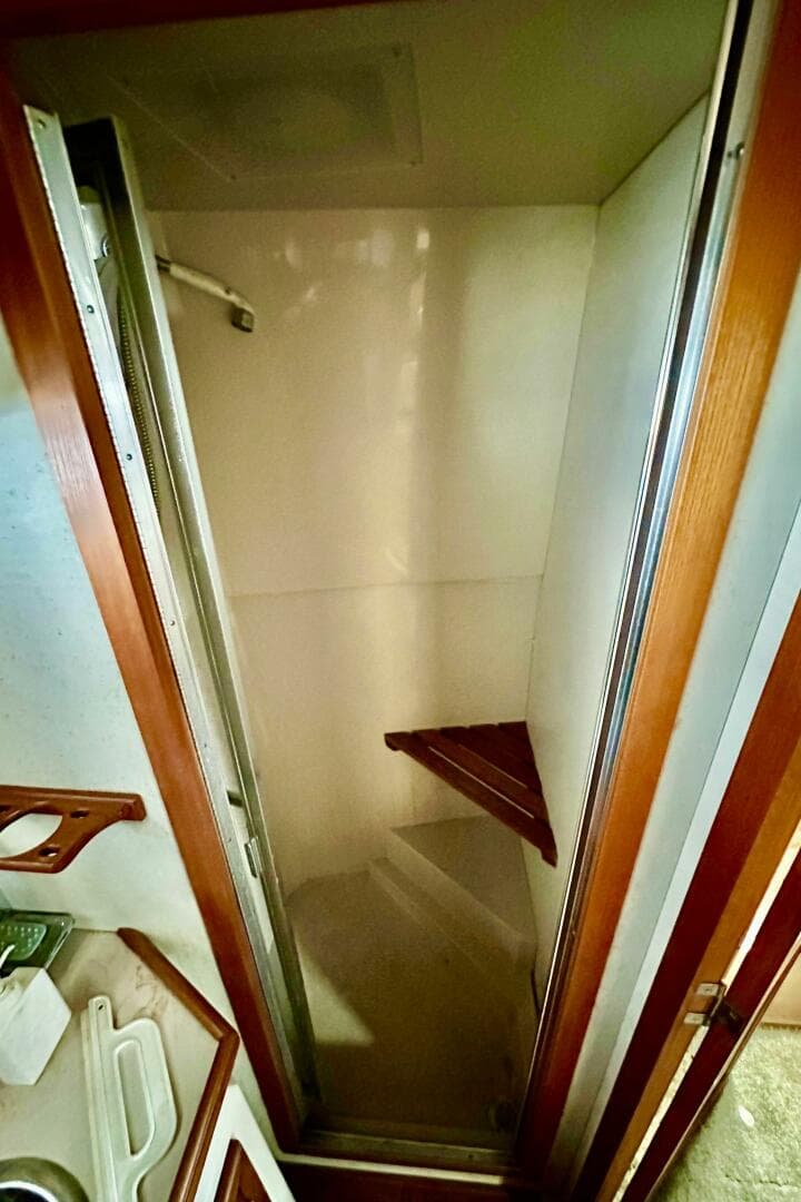 1991 Carver 3807 Aft Cabin