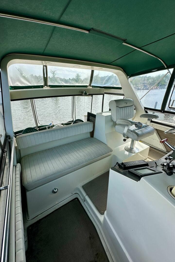 1991 Carver 3807 Aft Cabin