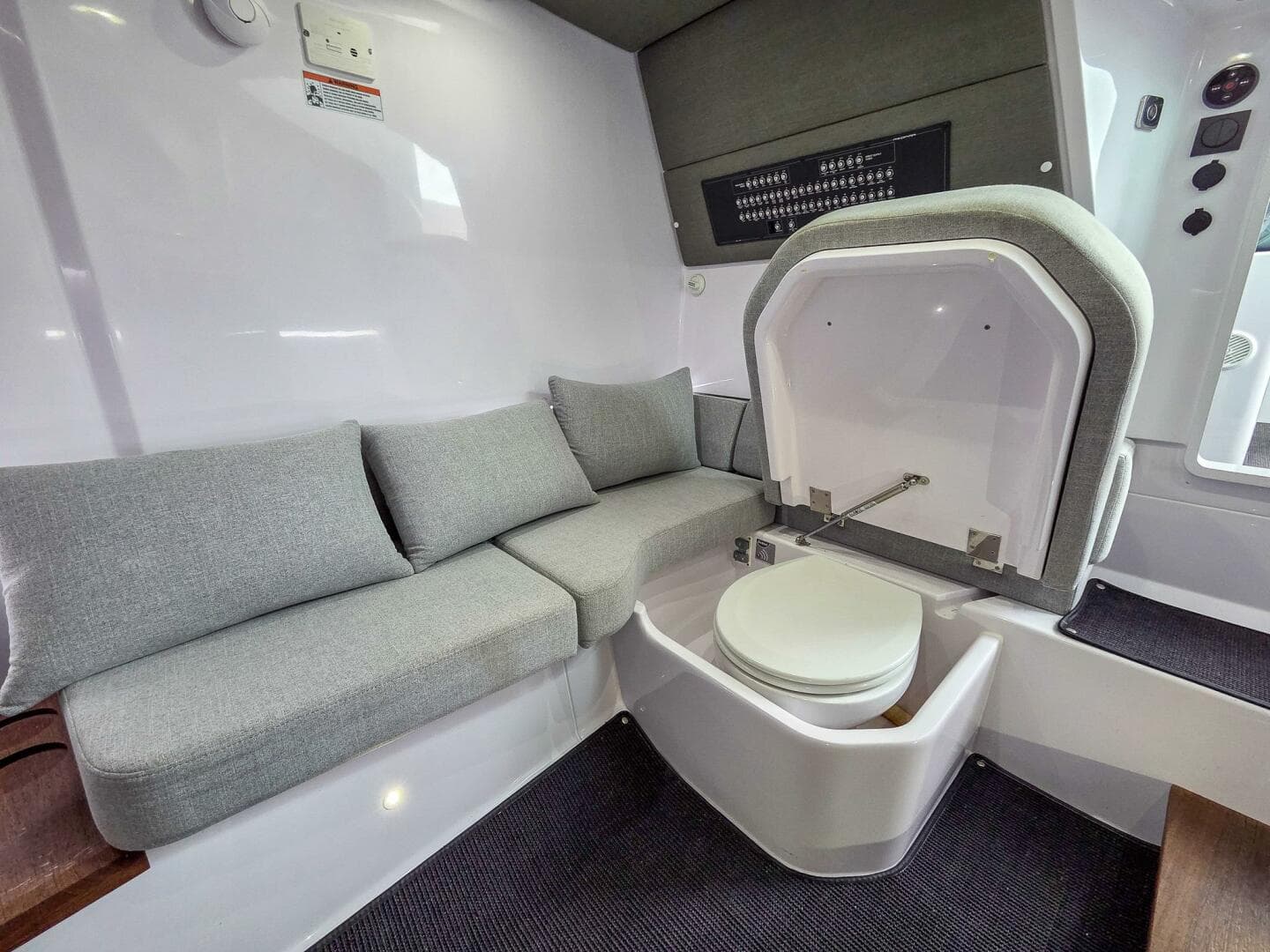 2021 Axopar 37 XC Cross Cabin