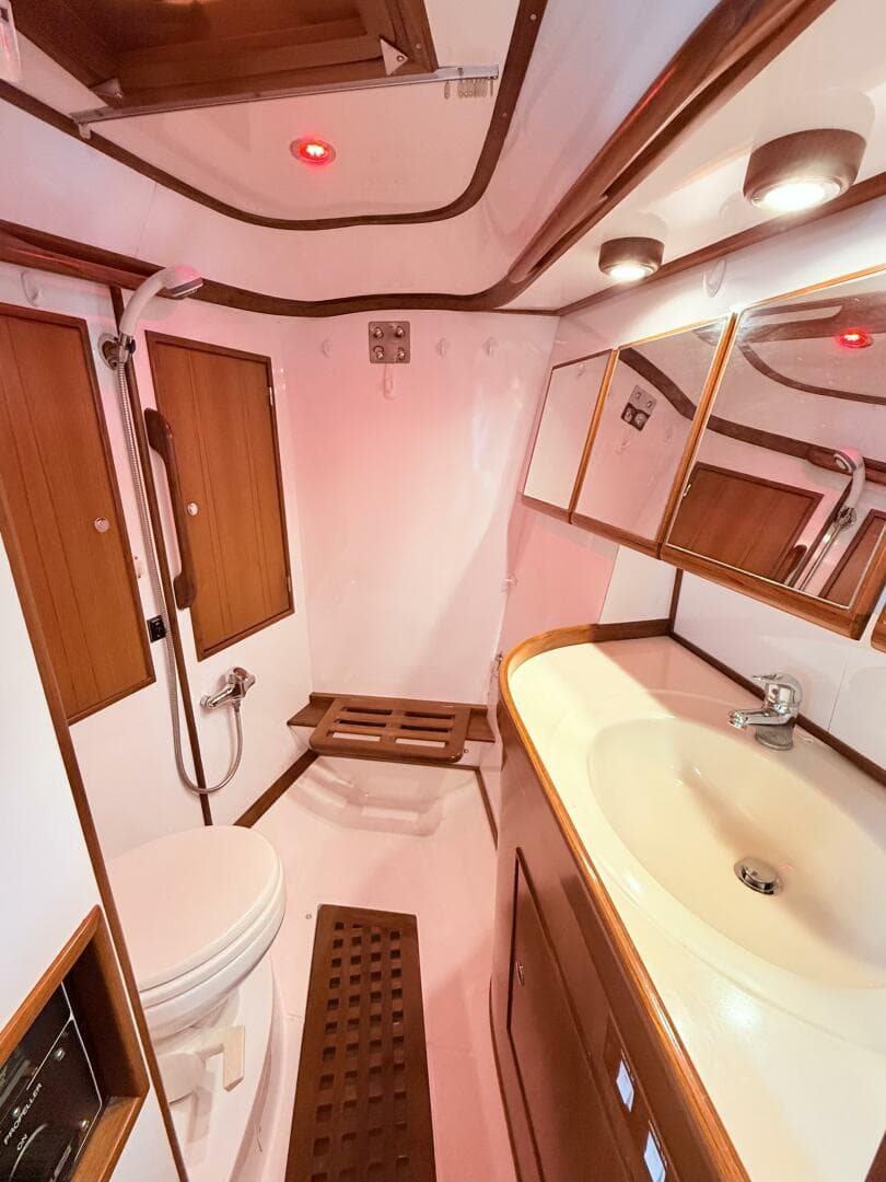 2008 Hylas 46 Center Cockpit