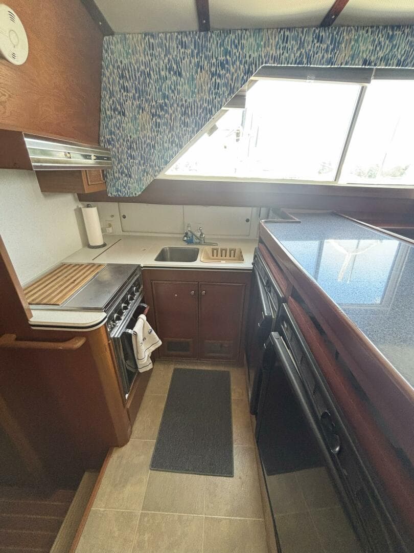 1972 Matthews 4 Flush Deck