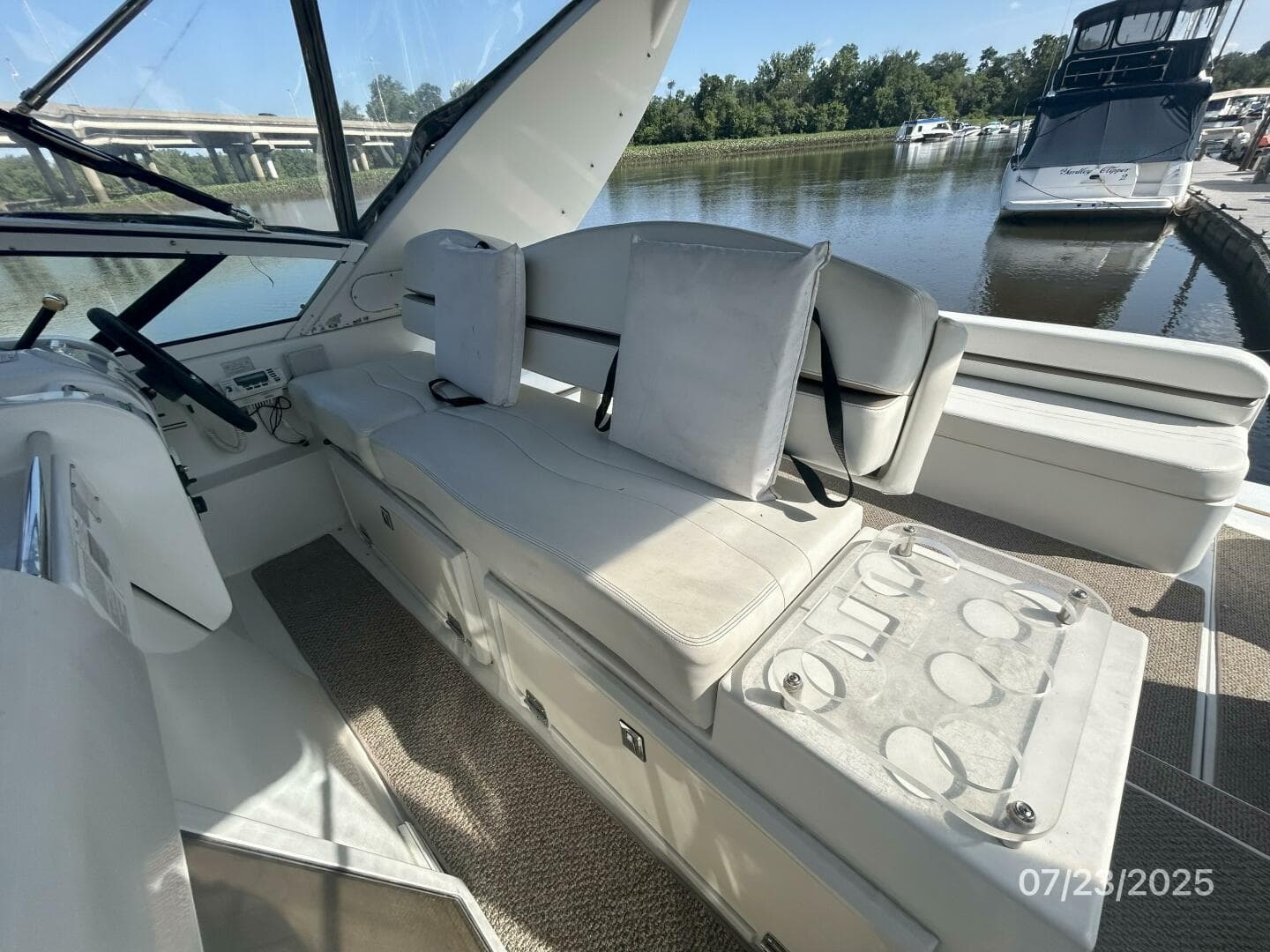 40' Trojan helm benchseat