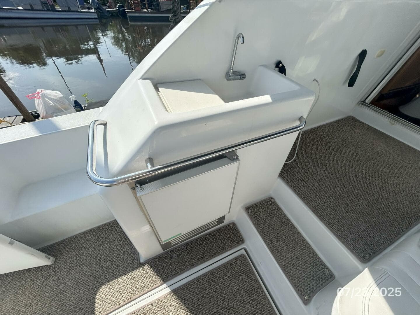 40' Trojan aftdeck wetbar