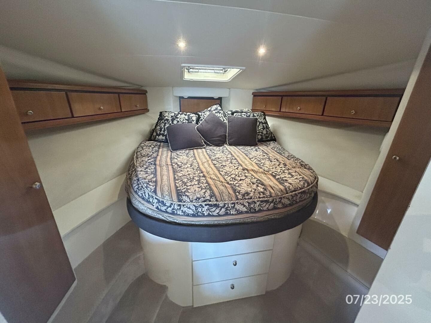 40' Trojan master stateroom