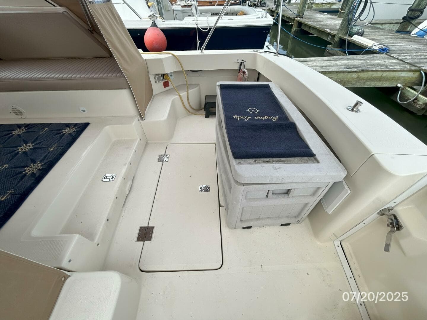 34' Mainship cockpit starboard