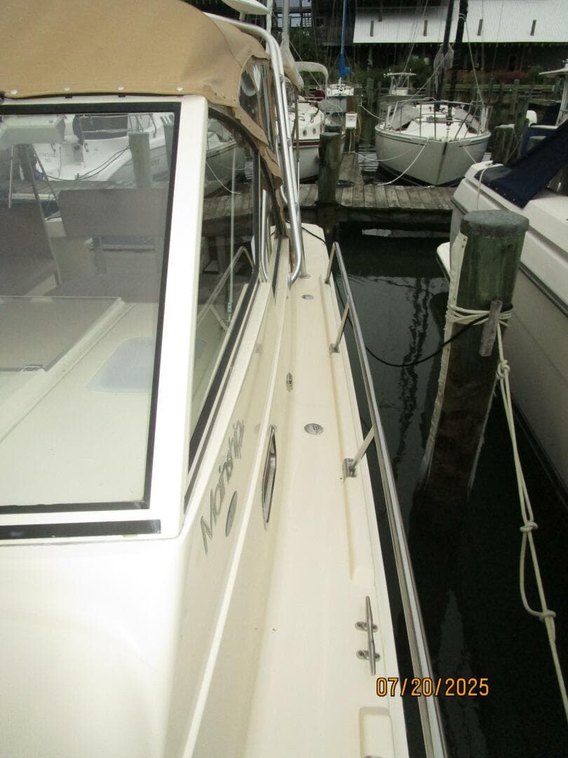 34' Mainship port side deck