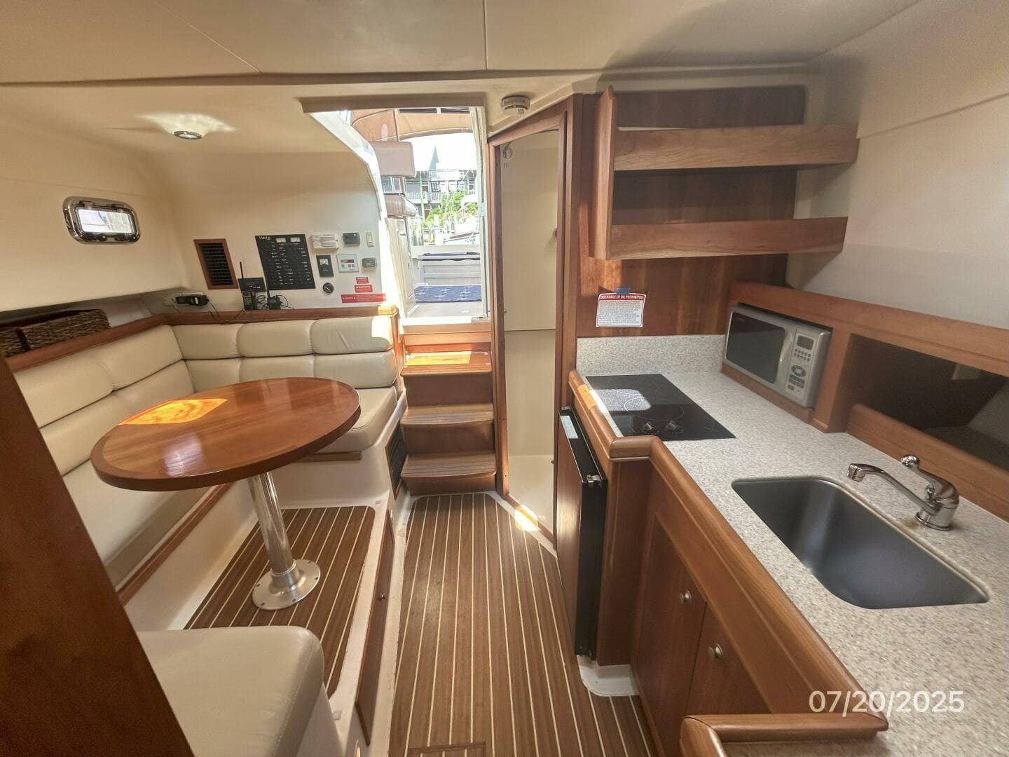34' Mainship salon aft