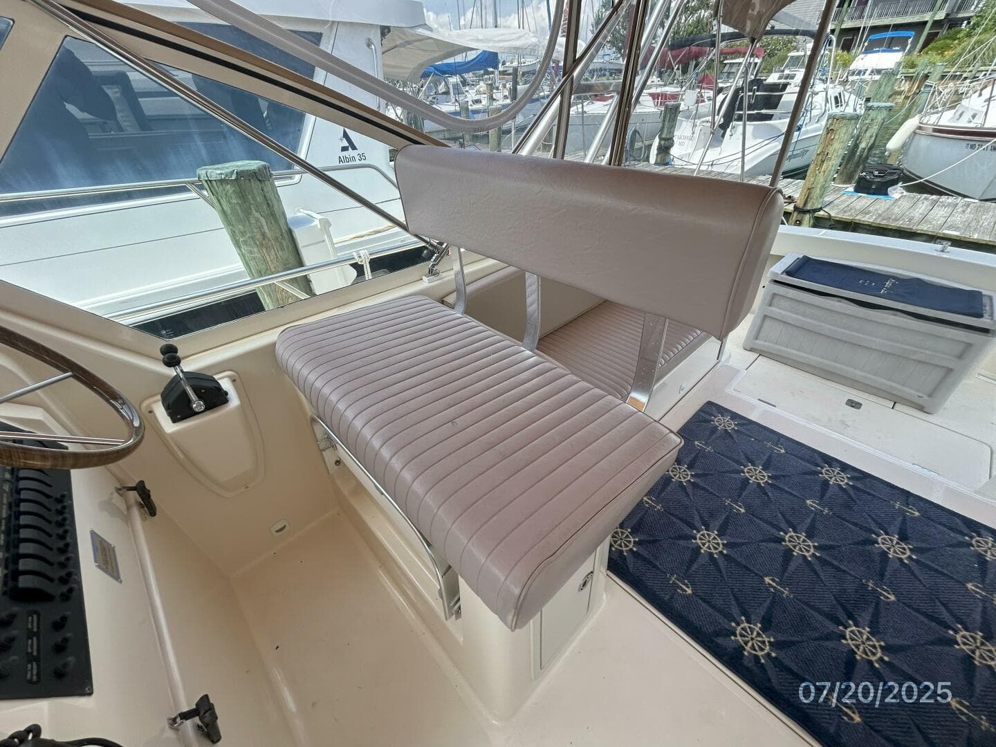 34' Mainship helm benchseat