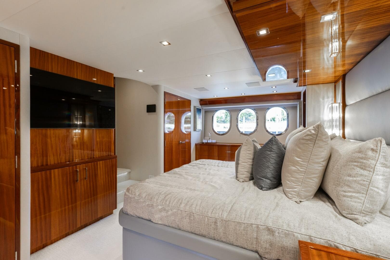 2014 Hatteras 80