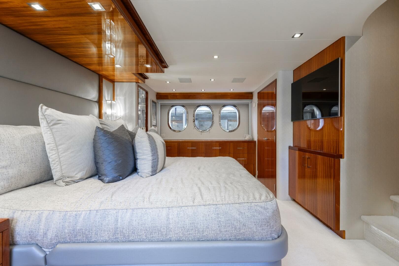 2014 Hatteras 80