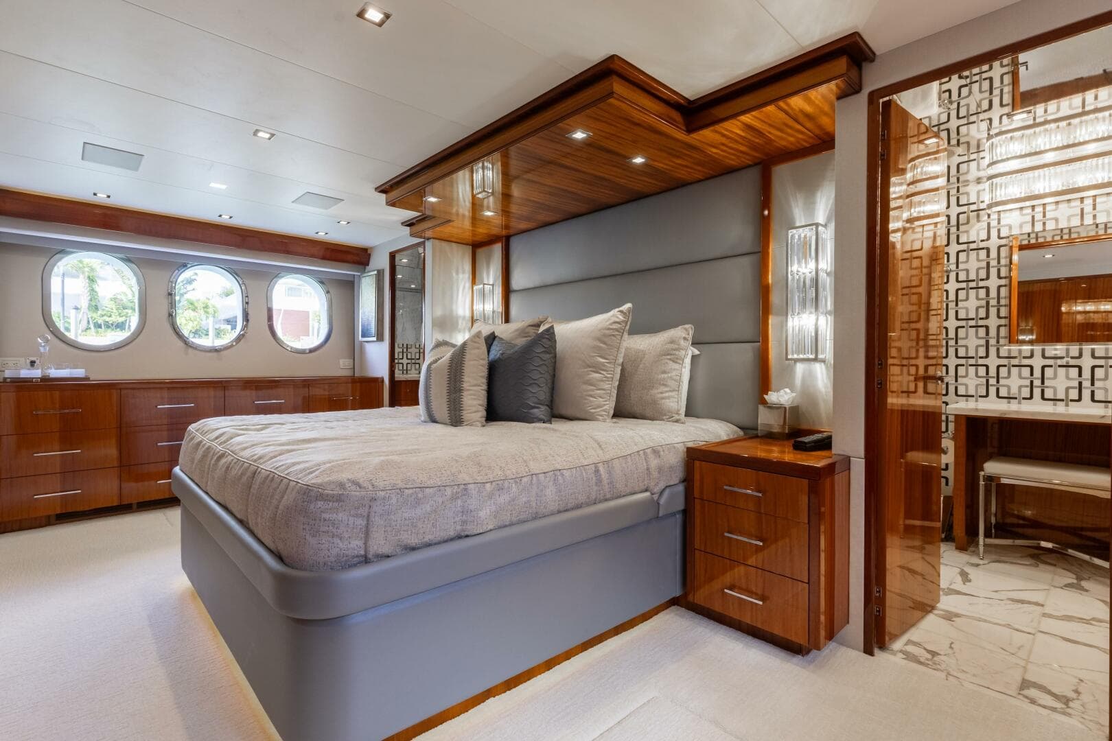 2014 Hatteras 80