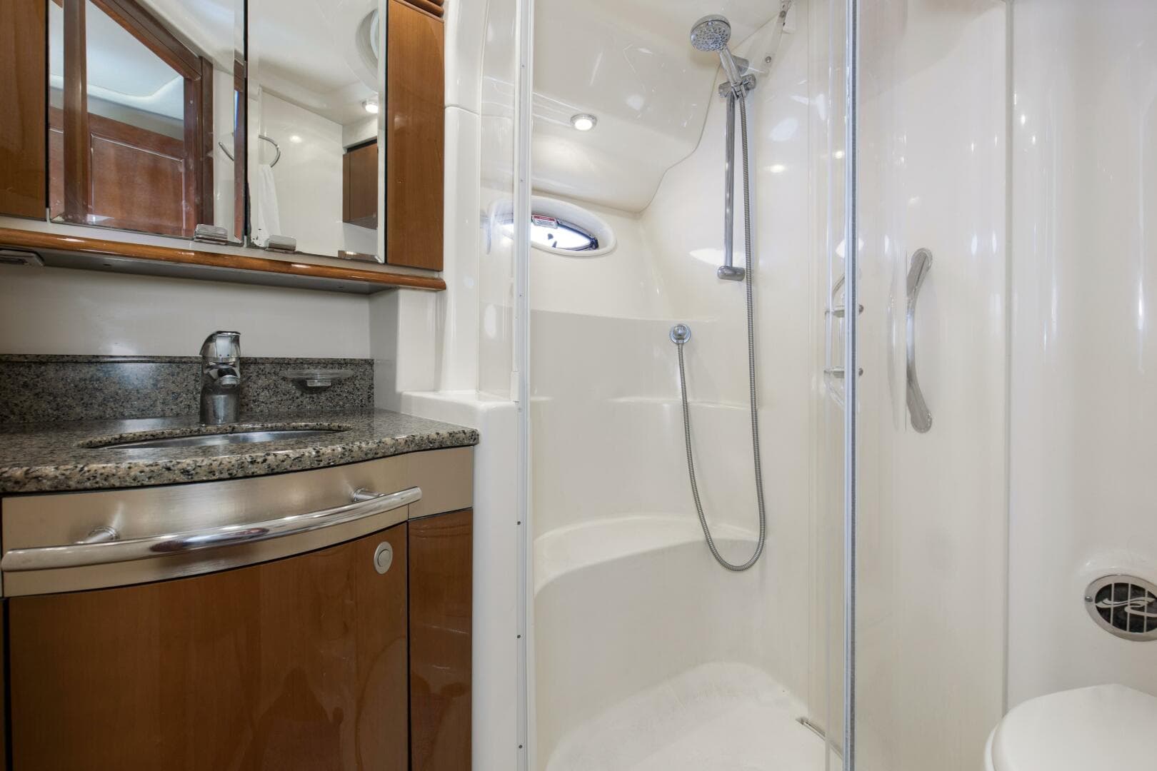 2007 52 Sea Ray Sedan Bridge Reel Destiny Head (2)