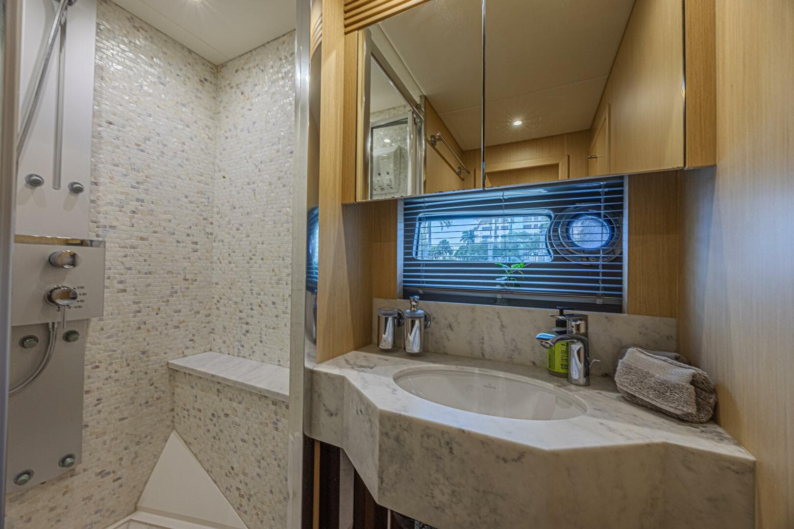 2017 Sunseeker 75 Yacht