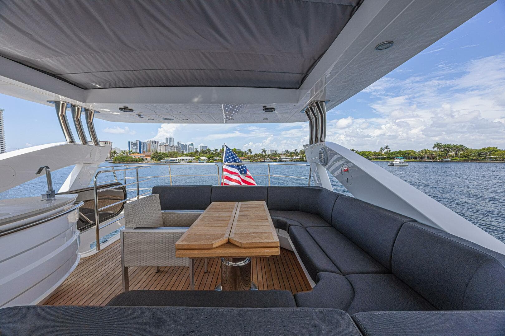 2017 Sunseeker 75 Yacht