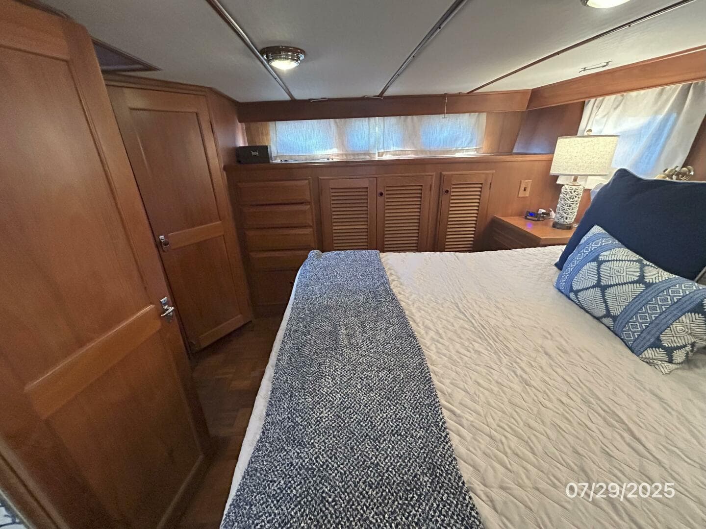 44' DeFever master stateroom starboard