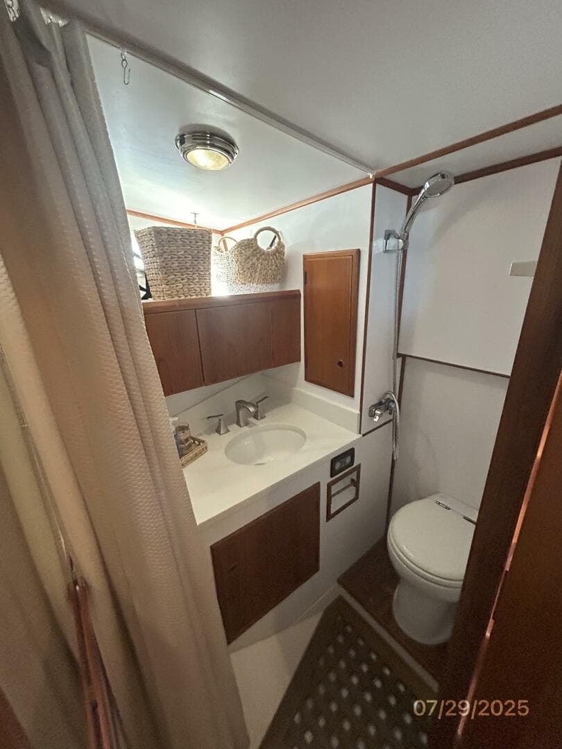 44' DeFever guest stateroom head