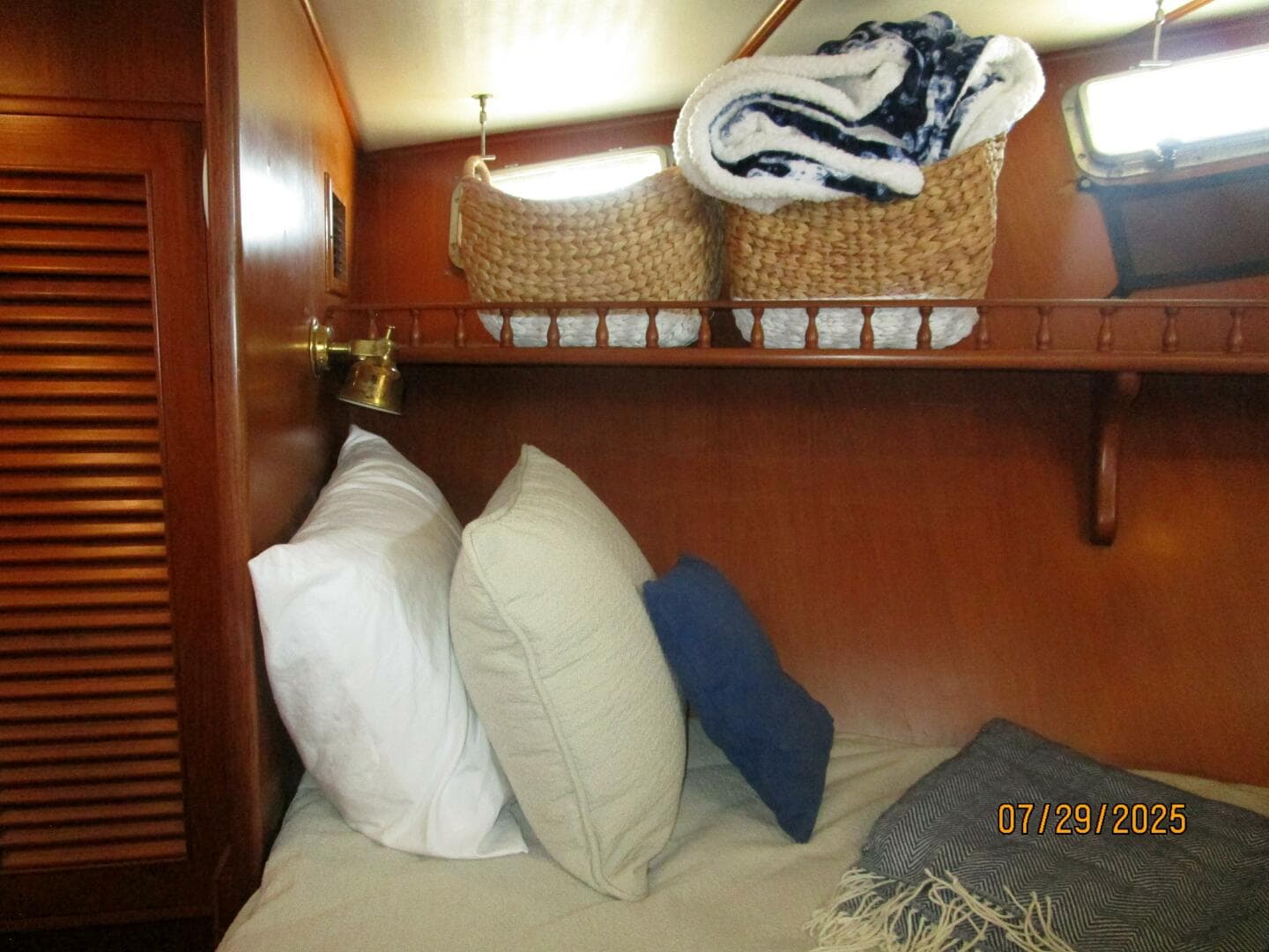 44' DeFever guest stateroom port
