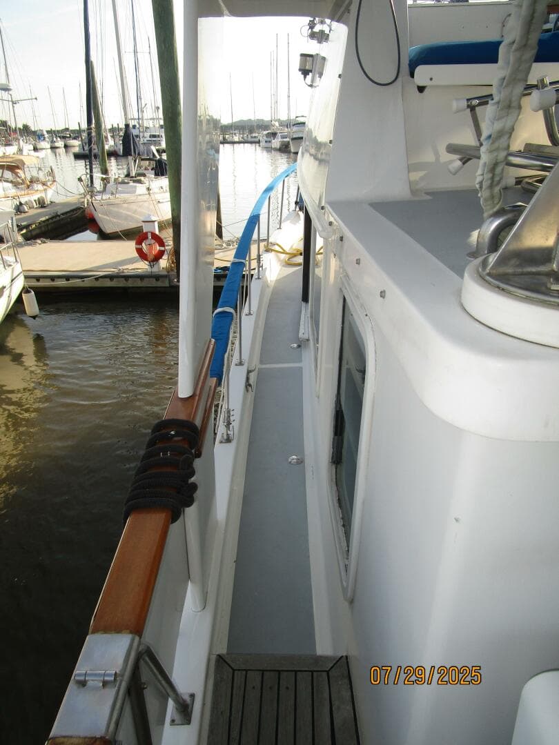 44' DeFever port side deck2
