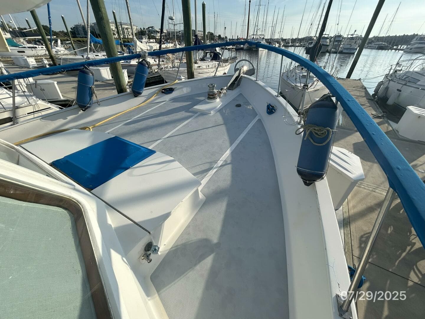 44' DeFever foredeck2