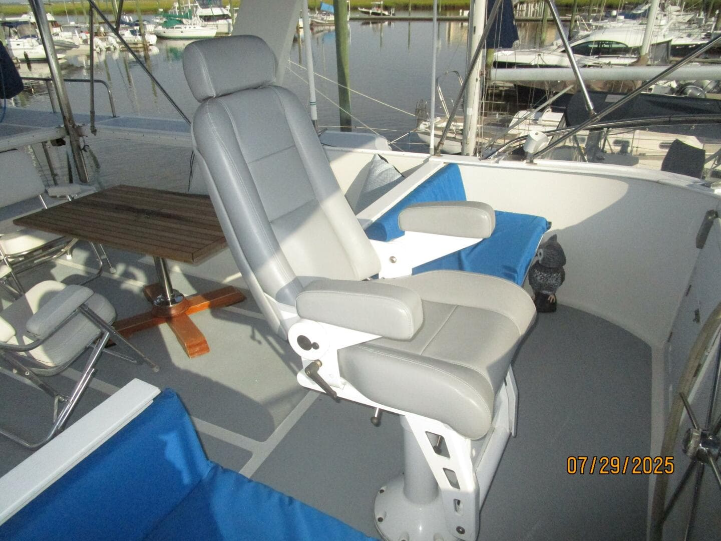 44' DeFever flybridge helmseat2