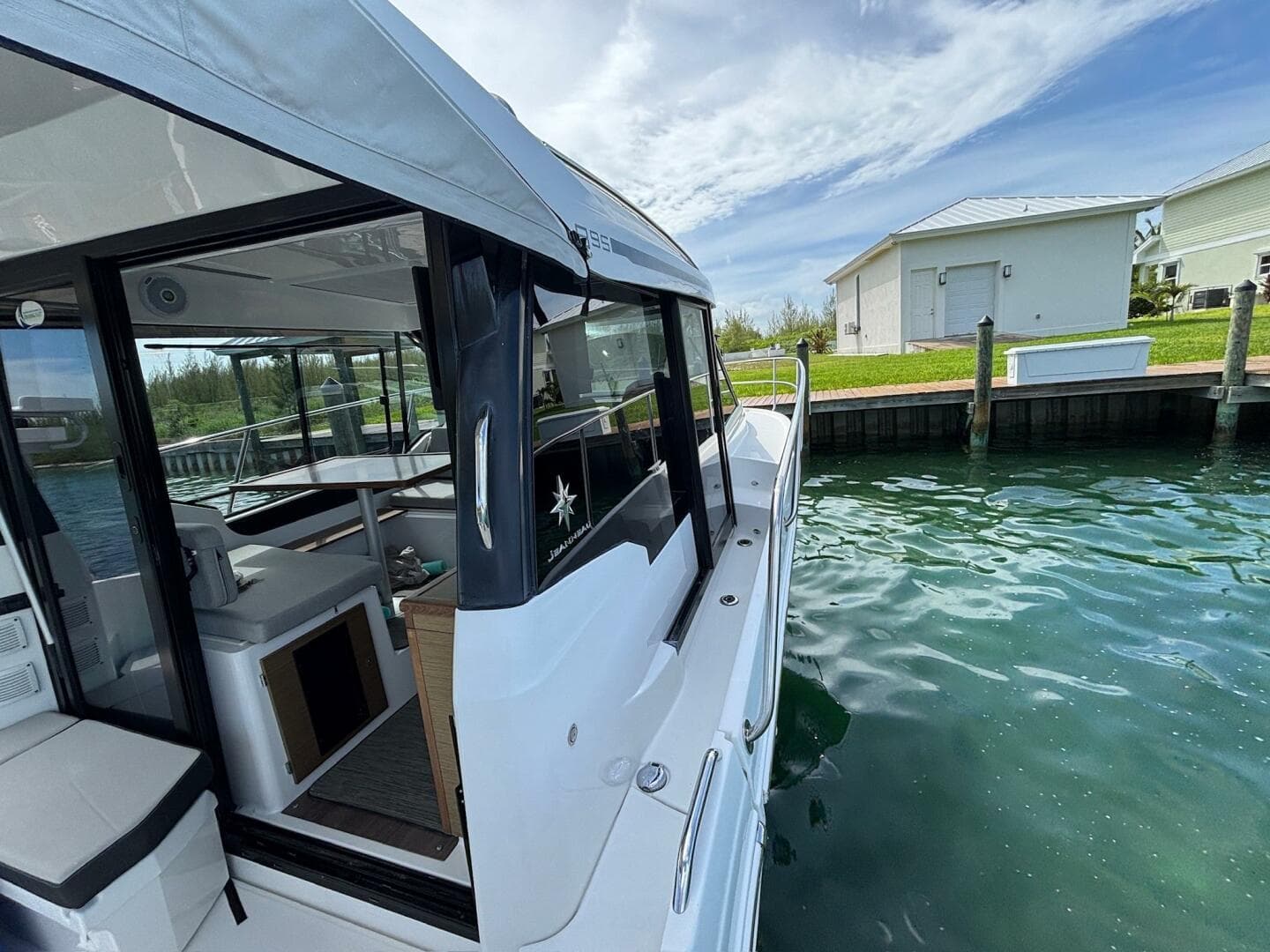 Jeanneau Knot Work'N - Entrance to Cabin