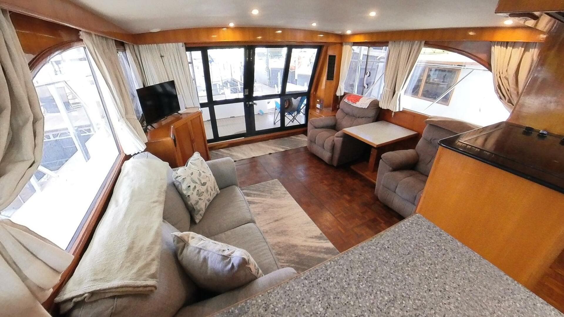 50 ft Ocean Alexander - Salon Looking Aft