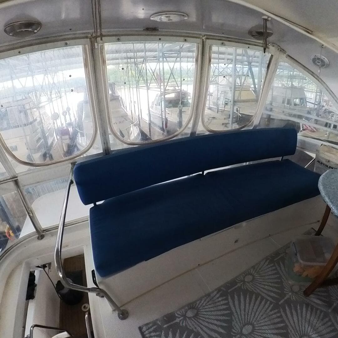 50 ft Ocean Alexander - Flybridge Bench Seating