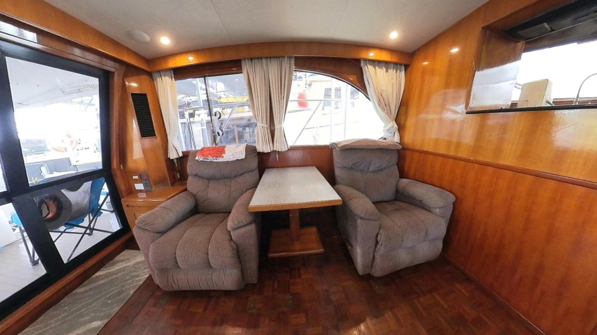 50 ft Ocean Alexander - Salon Port Side