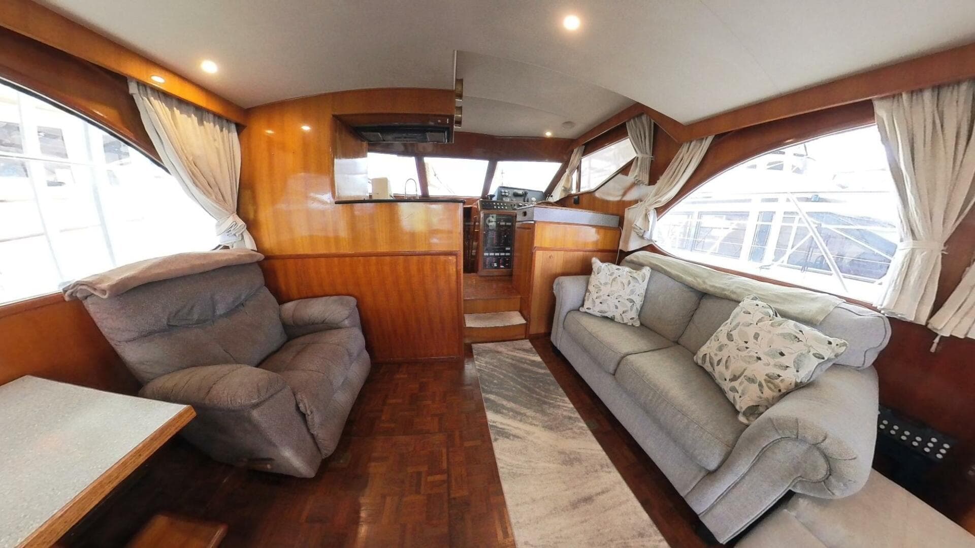 50 ft Ocean Alexander - Salon Looking Forward