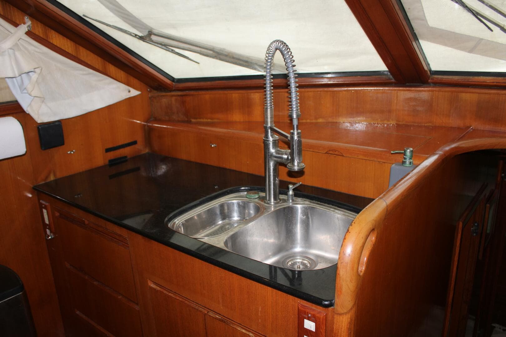 50 ft Ocean Alexander - Galley Sink